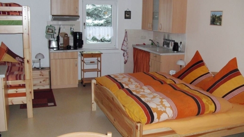 Das Mehrbettzimmer befindet sich im Nebengebäude und ist rollstuhlgerecht, mit direktem Zugang zum Garten. Es sind 1 Ehe- und  2 Etagenbetten (auch für Erwachsene),1 Einzelbett und 2 Klappsofas vorhanden.  Eine Kochzeile ist ebenfalls integriert. Haustier
