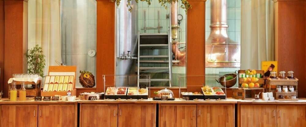 Frühstücksbuffet im Brauerei Gasthof mit Blick auf das Sudhaus