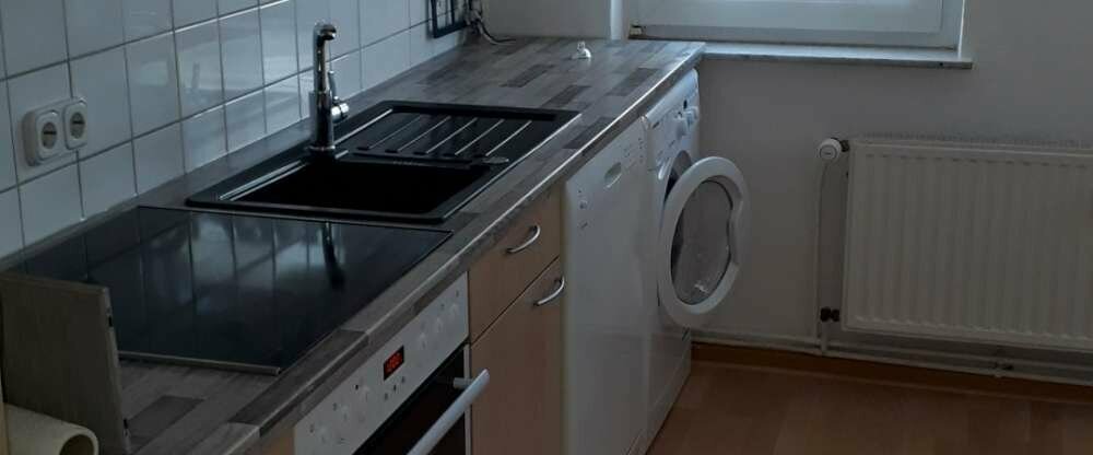 vollausgestattet mit Herd, Backofen, Geschirrspüler, Waschmaschine, Bügeltisch, Kaffeemaschine, Kühlschrank Essbereich für 3 Personen, Abstellraum