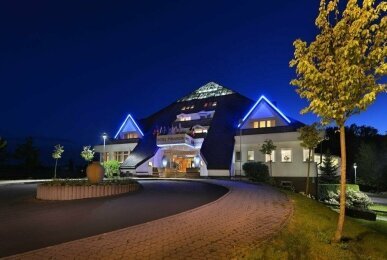 Kurhotel Pyramida - Hotel-Außenansicht, Quelle: Kurhotel Pyramida 
