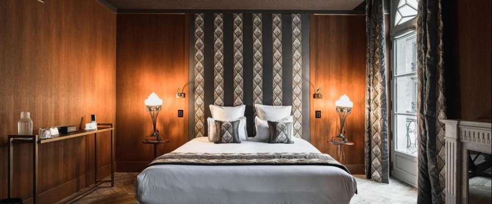 Hinter einer majestätischen Eichentür offenbart das Schlafzimmer im Pariser Stil eine raffinierte Atmosphäre, durchdrungen von der Eleganz der Belle Époque. Im Badezimmer filtert eine Buntglasdecke im Jugendstil das Licht auf anmutige Weise.