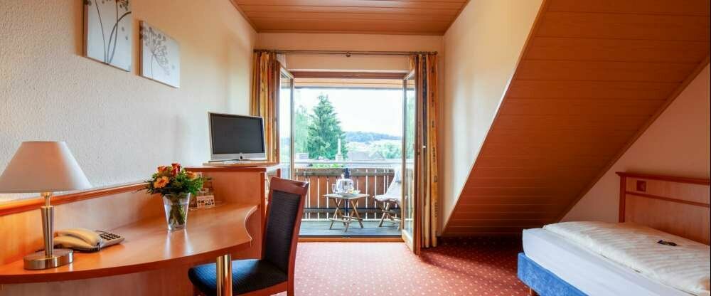 Landgasthof Zur Quelle - Einzelzimmer mit Teppichfußboden