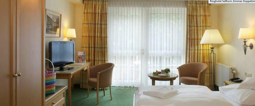 Übernachten Sie in einem unserer gemütlichen Landhauszimmer und genießen Sie die Ruhe der Lüneburger Heide durch den einmaligen Blick direkt in unseren romantischen Garten. Die ca. 28 m² bieten Platz für 2 Personen und überzeugen mit komfortablen Betten i