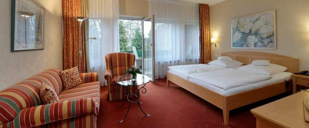 Unsere Landhauszimmer bieten mit ihren ca. 30 m² ausreichend Platz für bis zu 4 Personen. Sie überzeugen durch die komfortablen überlangen Betten (2,10 m), Badewanne und einem separaten WC. Der Sitzbereich bietet eine bequeme ausziehbare Schlafcouch, eine