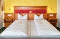 Die Komfortzimmer machen es Ihnen leicht, sich so richtig wohl zu fühlen. Die helle, freundliche Ausstattung mit Möbeln im Landhausstil garantieren Schwarzwald-Wohlfühl-Ambiente. Zur Ausstattung gehören auch ein Schreibtisch, eine Sitzecke, LCD-TV, Safe, 