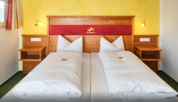 Die Komfortzimmer machen es Ihnen leicht, sich so richtig wohl zu fühlen. Die helle, freundliche Ausstattung mit Möbeln im Landhausstil garantieren Schwarzwald-Wohlfühl-Ambiente. Zur Ausstattung gehören auch ein Schreibtisch, eine Sitzecke, LCD-TV, Safe, 