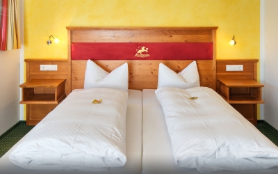 Die Komfortzimmer machen es Ihnen leicht, sich so richtig wohl zu fühlen. Die helle, freundliche Ausstattung mit Möbeln im Landhausstil garantieren Schwarzwald-Wohlfühl-Ambiente. Zur Ausstattung gehören auch ein Schreibtisch, eine Sitzecke, LCD-TV, Safe, 