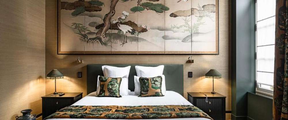 Tauchen Sie ein in eine botanische Atmosphäre, in der leuchtende Farben die Sinne wecken. Von smaragdgrünen Glasfenstern bis hin zu tiefgrünen Vorhängen – jeder Farbton umhüllt Sie und entführt Sie in das Herz üppiger, unberührter Natur.