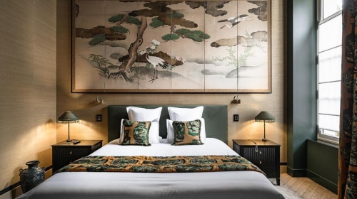 Tauchen Sie ein in eine botanische Atmosphäre, in der leuchtende Farben die Sinne wecken. Von smaragdgrünen Glasfenstern bis hin zu tiefgrünen Vorhängen – jeder Farbton umhüllt Sie und entführt Sie in das Herz üppiger, unberührter Natur.