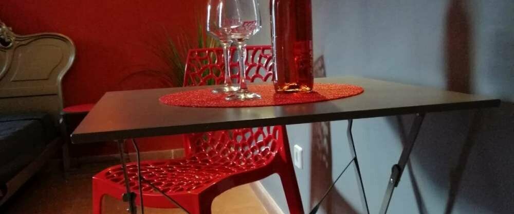 Es wartet eine Flasche Wein oder Sekt, sowie Knabbereien im Spielzimmer auf Sie