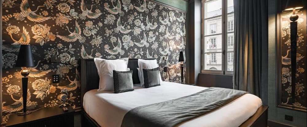 Treten Sie ein in eine zauberhafte Welt, in der Sie ein Kranichschwarm begrüßt, sobald Sie die Schwelle überschreiten. Die goldenen Reflexe des Kopfteils des Bettes erinnern an das Land der aufgehenden Sonne. 