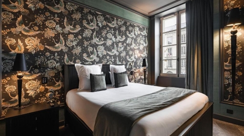 Treten Sie ein in eine zauberhafte Welt, in der Sie ein Kranichschwarm begrüßt, sobald Sie die Schwelle überschreiten. Die goldenen Reflexe des Kopfteils des Bettes erinnern an das Land der aufgehenden Sonne. 