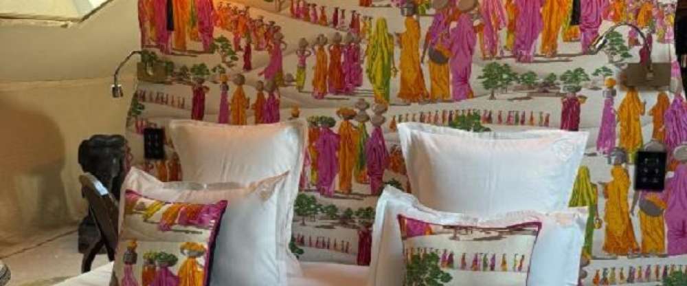 Lassen Sie sich in diesen Kokon einhüllen, wo Sanftheit auf unerwartete Exotik trifft. Mit plissierten Stoffen, die an Berberzelte erinnern, dekoriert, entführt Sie dieses Zimmer ins Herz der Sahara.