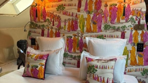 Lassen Sie sich in diesen Kokon einhüllen, wo Sanftheit auf unerwartete Exotik trifft. Mit plissierten Stoffen, die an Berberzelte erinnern, dekoriert, entführt Sie dieses Zimmer ins Herz der Sahara.