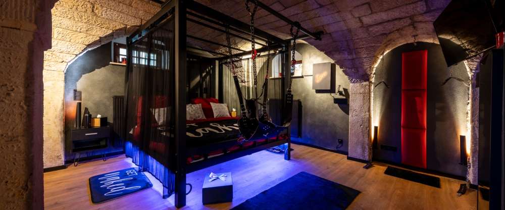 Im Liebesgewölbe möchten wir dir eine Welt voller sinnlicher Erlebnisse bieten, in der du dich frei ausdrücken und deine intimsten Wünsche erkunden kannst. Unser Ziel ist es, einen Raum zu schaffen, der Liebe, Lust und Leidenschaft fördert - einen Ort, an