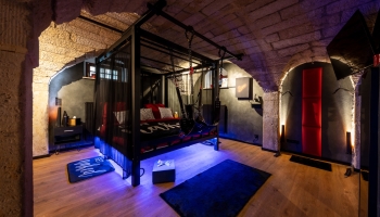 Im Liebesgewölbe möchten wir dir eine Welt voller sinnlicher Erlebnisse bieten, in der du dich frei ausdrücken und deine intimsten Wünsche erkunden kannst. Unser Ziel ist es, einen Raum zu schaffen, der Liebe, Lust und Leidenschaft fördert - einen Ort, an