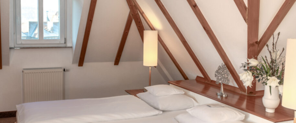 Der Seeblick ist hier einzigartig, denn von Ihrem großen Balkon aus, blicken Sie über den kompletten See und die Insel bis hinein in den Odenwald und Spessart. Sie haben ausreichend Platz mit einer großzügigen Fernsehecke und einem außergewöhnlich großen 