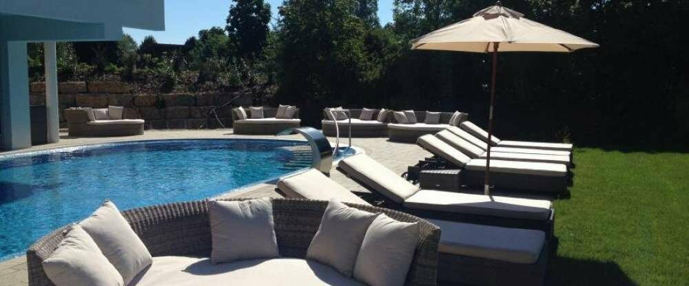 Liegen am Außenpool