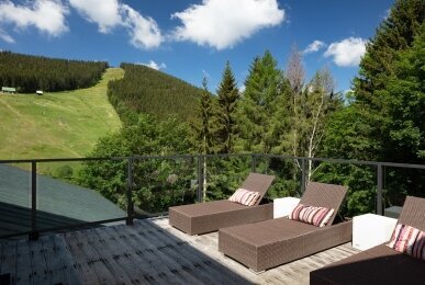 Liegestühle Dachterrasse, Quelle: Pytloun Wellness Hotel Harrachov