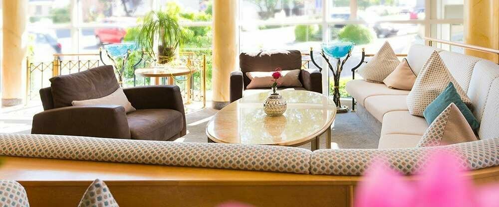 Hotellobby mit Hotelbar