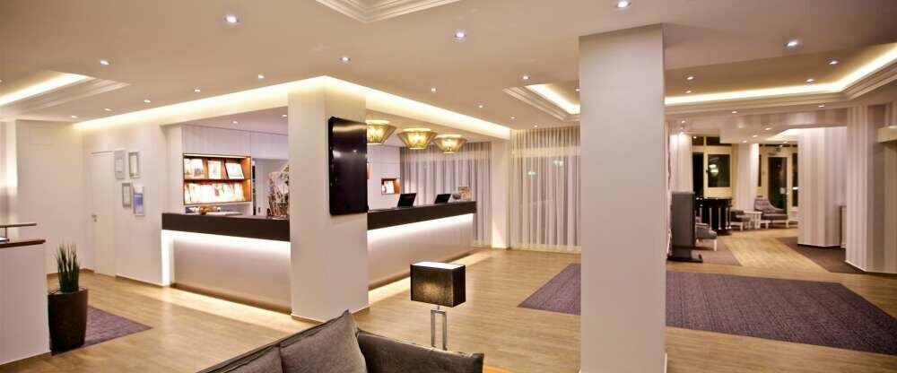 Unsere Rezeption empfängt Sie stilvoll.