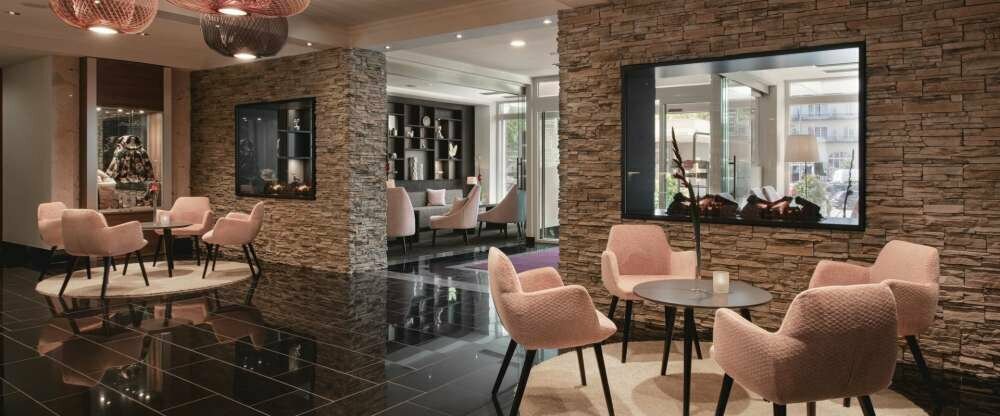 Hotellobby mit Sicht zum Eingang 