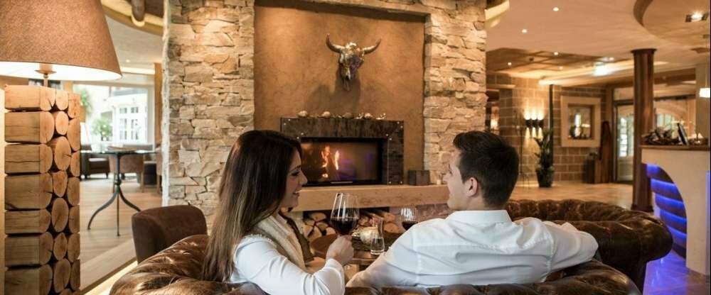 Lobby-Bereich mit offenem Kamin