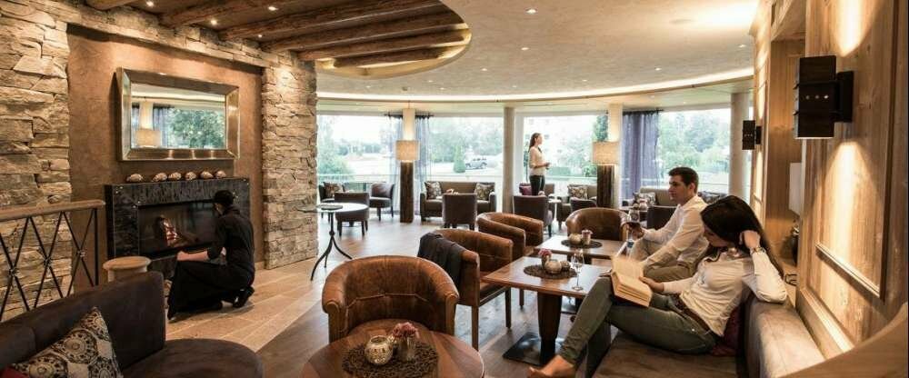 Lobby Bereich mit offenem Kamin