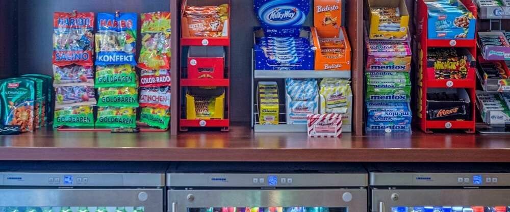 Wir bieten Ihnen rund um die Uhr kleine Snacks, Getränke, Süßigkeiten und Souvenirs an.