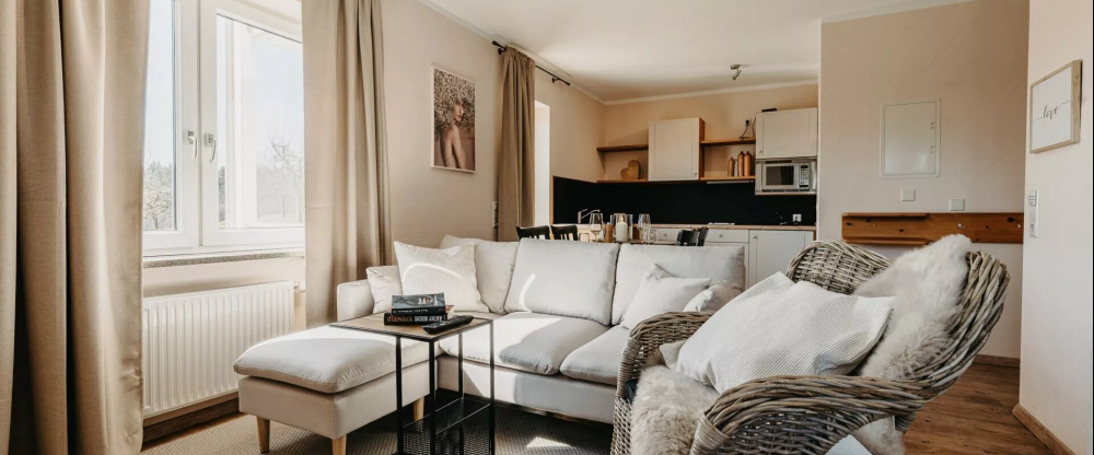 ​Ein-Raum Appartement mit einem Wohn- und Schlafbereich, mit Doppelbett 180cm x 200cm, Minibar, Safe, Kabel-TV, Telefon, kostenlosem WLAN, teilweise Küchenzeile mit Vollausstattung, Kapselkaffeemaschine, Balkon oder Terrasse und ein separates Bad mit Dusc