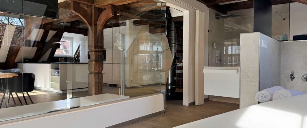 Entdecken Sie im Loft1741 Ihren persönlichen Rückzugsort: 117 Quadratmeter voller Stil, Loft-Flair und hochwertiger Ausstattung – mitten in Aulendorf, nur circa 5 Minuten fußläufig vom Hotel Arthus entfernt und direkt gegenüber dem Schloss. Ein Ort, an de