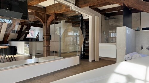 Entdecken Sie im Loft1741 Ihren persönlichen Rückzugsort: 117 Quadratmeter voller Stil, Loft-Flair und hochwertiger Ausstattung – mitten in Aulendorf, nur circa 5 Minuten fußläufig vom Hotel Arthus entfernt und direkt gegenüber dem Schloss. Ein Ort, an de