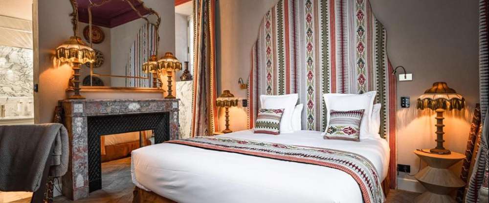 Tauchen Sie ein in eine mystische Atmosphäre, in der sich alte Zivilisationen durch farbenprächtige und geheimnisvolle Masken ausdrücken. Die geometrischen Muster an den Wänden entführen Sie ins Herz Perus, wo sich Lebendigkeit und Tradition vereinen.