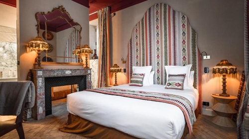 Tauchen Sie ein in eine mystische Atmosphäre, in der sich alte Zivilisationen durch farbenprächtige und geheimnisvolle Masken ausdrücken. Die geometrischen Muster an den Wänden entführen Sie ins Herz Perus, wo sich Lebendigkeit und Tradition vereinen.