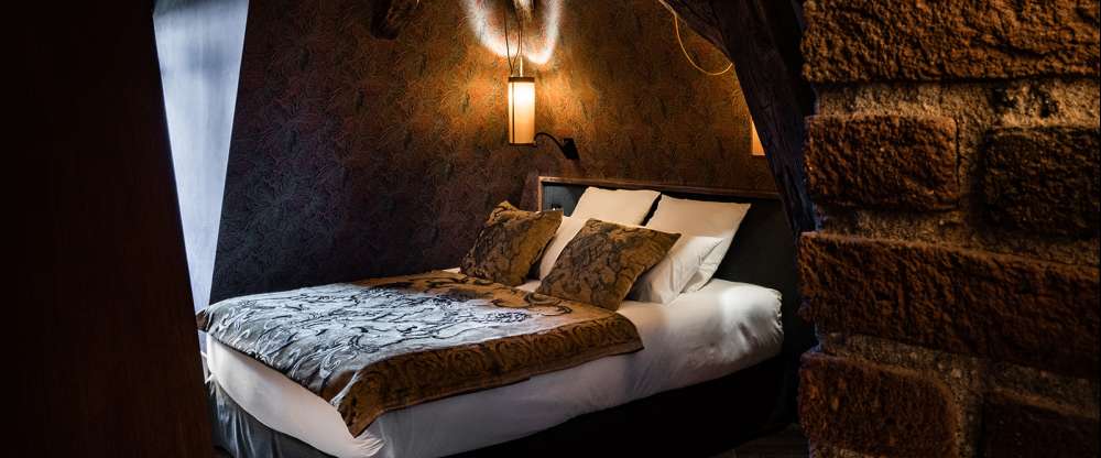 Erleben Sie die Eleganz und Raffinesse des historischen Londons in einem Zimmer voller britischem Charme. Dunkles Holz, Carrara-Marmor und edle Stoffe schaffen eine behagliche Atmosphäre.