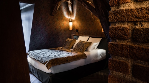 Erleben Sie die Eleganz und Raffinesse des historischen Londons in einem Zimmer voller britischem Charme. Dunkles Holz, Carrara-Marmor und edle Stoffe schaffen eine behagliche Atmosphäre.