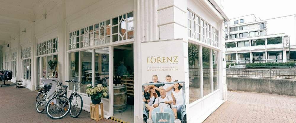 Im Weinanbaugebiet Nahe ist das 1950 gegründete Weingut Lorenz & Söhne angesiedelt; mittlerweile wird es in der vierten Generation von Ulrich und Johanna Lorenz geführt. 