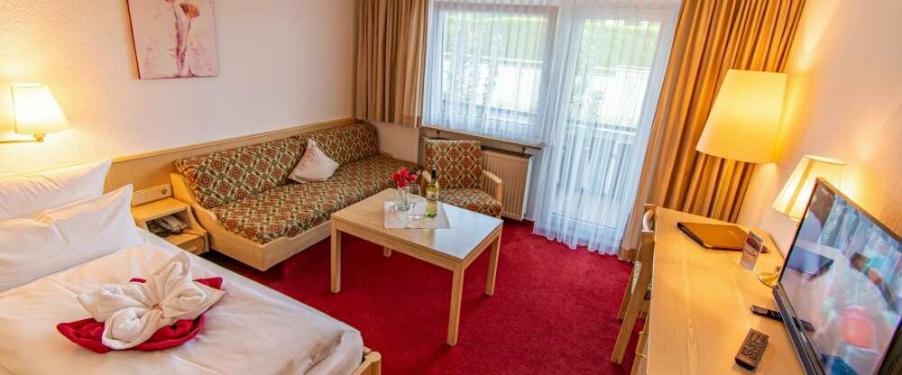 Das preiswerteste Hotelzimmer stellt die ideale Wahl für Alleinreisende dar, die Wert auf Komfort und Erholung legen. Es bietet Ihnen die Möglichkeit, die Spa-Einrichtungen vollumfänglich zu nutzen und verfügt zudem über einen eigenen Balkon, auf dem 