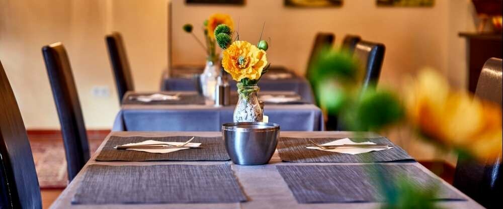 Nehmen Sie Platz und bedienen Sie sich an unserem reichhaltigen Frühstücksbüffet. Wenn Sie mit Vierbeiner reisen, nehmen Sie ihn mit, wir haben abseits vom Büffet eine hundefreundliche Zone.