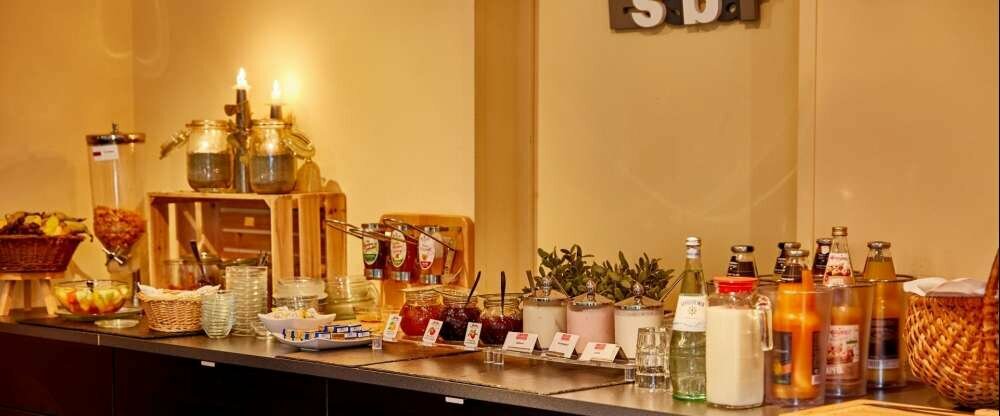 Auch erwartet Sie eine Kaffeestation mit Kaffeespezialitäten, Kakao und vielen Teesorten. 