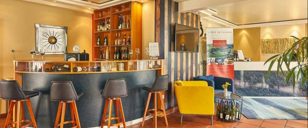 Die Hausbar steht für Sie bereit - bedienen Sie sich! Frisches Bitburger Pils vom Faß, Weine aus der Region und alkoholfreie Getränke.