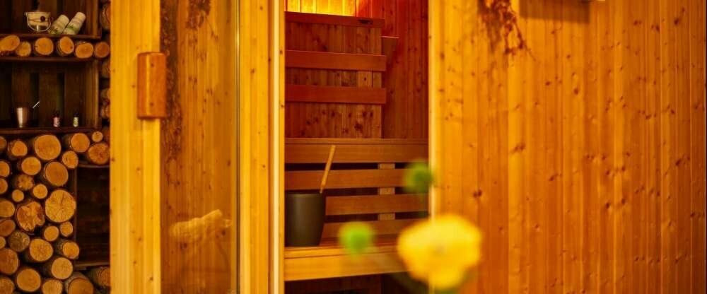 Die Sauna steht Ihnen kostenfrei zur Verfügung. Bademäntel liegen auf dem Zimmer bereit, Saunahandtücher im Saunaraum.