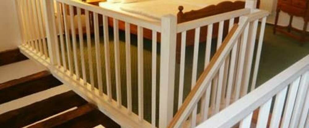  In unseren Maisonetten wohnen Sie romantisch auf zwei Ebenen im Dachgeschoss (kein Aufzug. Auf der unteren Ebene befinden sich das Badezimmer und der Wohnbereich, ausgestattet mit einer Sitzgruppe, Schreibtisch und Minibar. Den oberen Schlafbereich, eing