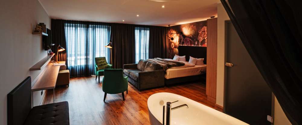 Entdecken Sie die "Mayfair Suite" im "Lippischen Hof". Wie im Deluxe Studio erwartet Sie eine raffinierte Kombination aus Luxus und Komfort. Als besondere Ergänzung zum Deluxe Studio, bietet die Mayfair Suite eine freistehende Badewann