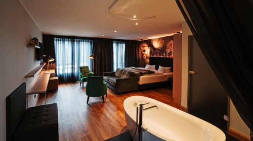 Entdecken Sie die "Mayfair Suite" im "Lippischen Hof". Wie im Deluxe Studio erwartet Sie eine raffinierte Kombination aus Luxus und Komfort. Als besondere Ergänzung zum Deluxe Studio, bietet die Mayfair Suite eine freistehende Badewann