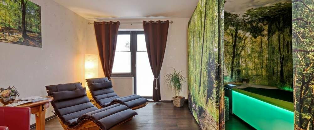 Medi-Lounge vor der Massageliege