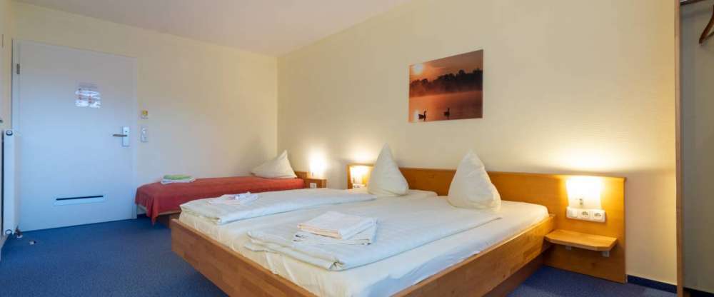 Mehrbettzimmer "Family" Behindertengerechtes Zimmer mit Dusche/WC 4 Schlafplätze (1 Doppelbett, 2 Einzelbetten) 20m² · Landschaftsblick · Nichtraucher · Hunde erlaubt · Handtücher · Föhn · TV Inklusive Frühstück 