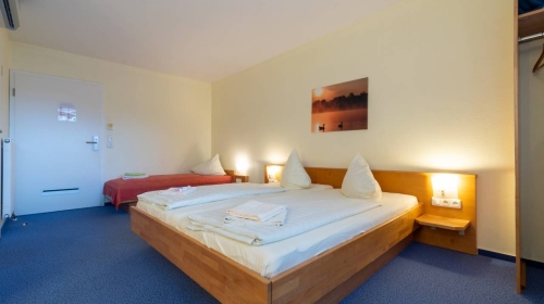 Mehrbettzimmer "Family" 
Behindertengerechtes Zimmer mit Dusche/WC
4 Schlafplätze (1 Doppelbett, 2 Einzelbetten)
20m² · Landschaftsblick · Nichtraucher · Hunde erlaubt · Handtücher · Föhn · TV
Inklusive Frühstück 