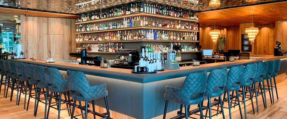 Lloyd & Henrys Bar