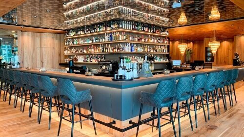 Lloyd & Henrys Bar